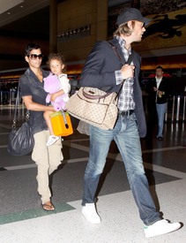 HalleBerrycatchingaflightatLAX24.7.2010_13.jpg
