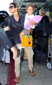HalleBerrycatchingaflightatLAX24.7.2010_16.jpg