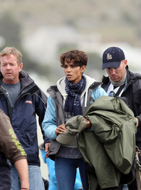 HalleBerryfilmingscenesforDarkTideSealIslandSouthAfrica30.7.2010_01.jpg
