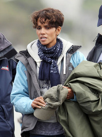 HalleBerryfilmingscenesforDarkTideSealIslandSouthAfrica30.7.2010_02.jpg