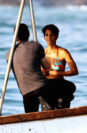 HalleBerryfilmingscenesforDarkTideSealIslandSouthAfrica30.7.2010_13.jpg