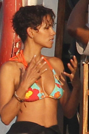 HalleBerryfilmingscenesforDarkTideSealIslandSouthAfrica30.7.2010_21.jpg