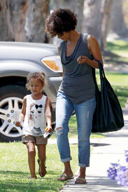 Halle Berry out about in Brentwood 29.6.2012_02.jpg