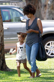 Halle Berry out about in Brentwood 29.6.2012_05.jpg