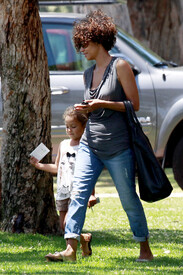 Halle Berry out about in Brentwood 29.6.2012_06.jpg