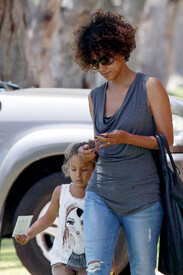 Halle Berry out about in Brentwood 29.6.2012_07.jpg