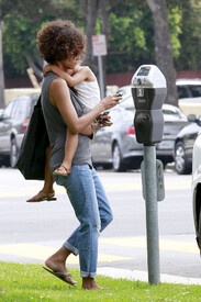 Halle Berry out about in Brentwood 29.6.2012_09.jpg