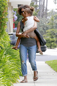 Halle Berry out about in Brentwood 29.6.2012_10.jpg