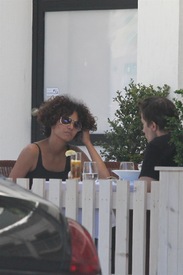 HalleBerryspottedoutattheFigandOliveRestaurantinL.A.25.6.2012_02.jpg