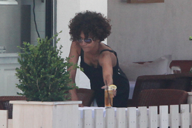 HalleBerryspottedoutattheFigandOliveRestaurantinL.A.25.6.2012_03.jpg