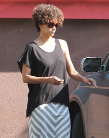 HalleBerryoutinLosAngeles11.7.2012_12.jpg