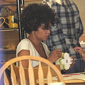 HalleBerrytakesherdaughtertoColorBeMineinBeverlyHills24.7.2012_01.jpg