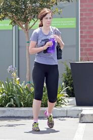 xooey-deschanel-leaves-a-gym-in-los-angeles-07-12-1206_6.jpg
