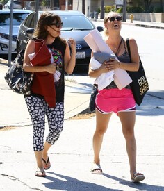 Kaley Cuoco Attends Yoga Class Studio City DCf7lri1AW2x.jpg