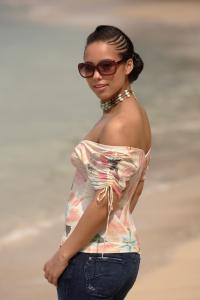 alicia_keys_beach_hammock_01.jpg