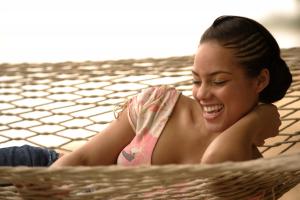 alicia_keys_beach_hammock_06.jpg