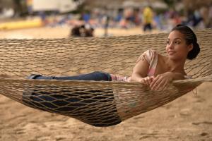 alicia_keys_beach_hammock_07.jpg