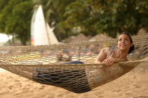 alicia_keys_beach_hammock_09.jpg