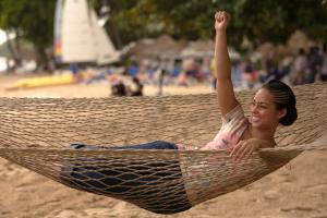 alicia_keys_beach_hammock_10.jpg