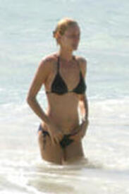 th_Uma_Thurman_Bikini_3111.jpg