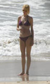 th_Uma_Thurman_Bikini_352.jpg