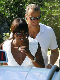 Naomi_Campbell_Vacations_In_Tuscany_Italy_05.jpg