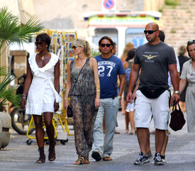 Naomi_Campbell_Vacations_In_Tuscany_Italy_09.jpg