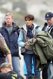 HalleBerryfilmingscenesforDarkTideSealIslandSouthAfrica30.7.2010_24.jpg