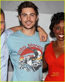 zac-efron-vanessa-hudgens-memphis-broadway-11.jpg