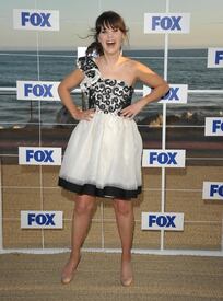 ZooeyDeschanel_FoxAllStarParty_Malibu_050811_105.jpg