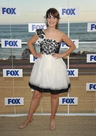 ZooeyDeschanel_FoxAllStarParty_Malibu_050811_107.jpg