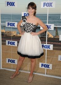 ZooeyDeschanel_FoxAllStarParty_Malibu_050811_108.jpg