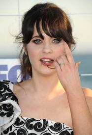 ZooeyDeschanel_FoxAllStarParty_Malibu_050811_112.jpg