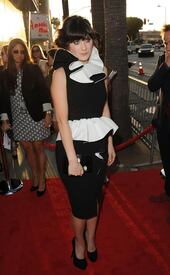 ZooeyDeschanel_OurIdiotBrotherpremiere_Hollywood_160811_501.jpg