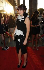 ZooeyDeschanel_OurIdiotBrotherpremiere_Hollywood_160811_528.jpg