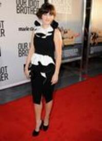th_ZooeyDeschanel_OurIdiotBrotherpremiere_Hollywood_160811_525.jpg