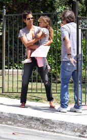 CU-Halle Berry gets angry at the paparazzi in Los Angeles-05.jpg