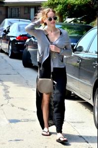 394628278_JenniferLawrence_HollywoodHills_070812_202_122_60lo.jpg