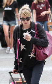 Emma_Roberts_Touches_Down_LAX_Gb_Zd_XM3ce_QQl.jpg