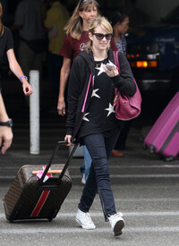Emma_Roberts_Touches_Down_LAX_N9yg_KOImpupl.jpg