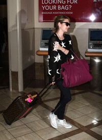 Emma_Roberts_Touches_Down_LAX_xu_UD3g5_IEbpl.jpg