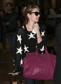 Emma_Roberts_Touches_Down_LAX_JIKh7_Hf_RTvwl.jpg