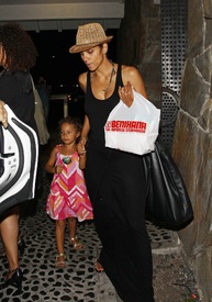 Halle Berry leaving restaurant Benihana in Hollywood 10.8.2012_02.jpg