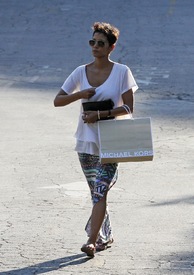 Halle Berry shopping in Studio City 18.8.2012_04.jpg