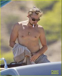 th_shitless-leonardo-dicaprio-yachts-with-bikini-clad-toni-garrn-15.jpg