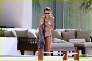 021_leonardo_dicaprio_bikini_clad_toni_garrn_vacatio.jpg