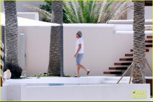026_leonardo_dicaprio_bikini_clad_toni_garrn_vacatio.jpg