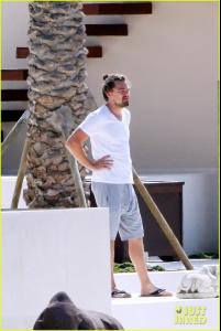 033_leonardo_dicaprio_bikini_clad_toni_garrn_vacatio.jpg