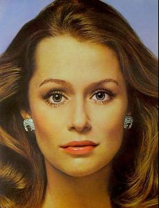 Lauren-Hutton-785x1024-143kb-media-697-media-200622-1352671501 copy.jpg