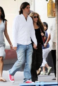 SHAKIRA_ANTONIO_DE_LA_RUE_Strolling_Hand_Hand_Mb6LZW3s9pIl.jpg